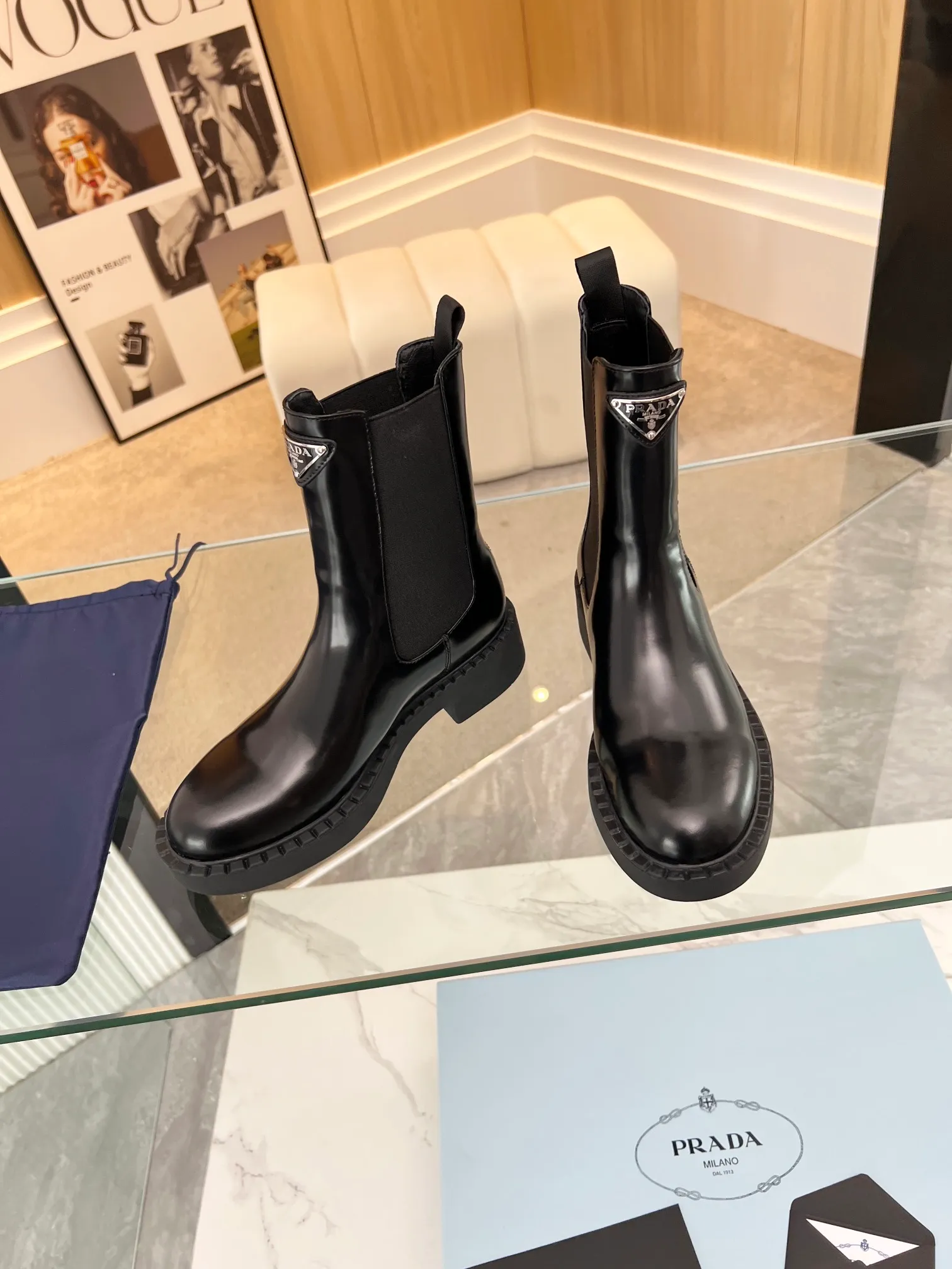 👟👟Ex-factory price 640👟👟 Top quality🔝2023 SSS launches Prada short boots series🌲🌲 🆚🆚🆚 💥PRADA's early autumn and winter T-stage catwalk show is the same style as "Dreams never sleep". Prada can use it on important occasions. The fresh style has a little extravagant feeling, and it is perfect on the feet. 💃💃Wear it with these shoes. Elegant, crystal clear, and various accessories and materials are exclusively customized one-to-one, so that there is no distance from the original version. The entire series is a combination of exciting and unexpected elements, allowing you to appreciate the ever-changing style of the Prada girl. 1⃣ Upper: Imported calfskin 🔴Cow patent leather ����Open edge beaded cowhide 🔴Inner lining: Imported sheepskin lining 3⃣Outsole: Original Italian outsole Color supply, code number 35-41
